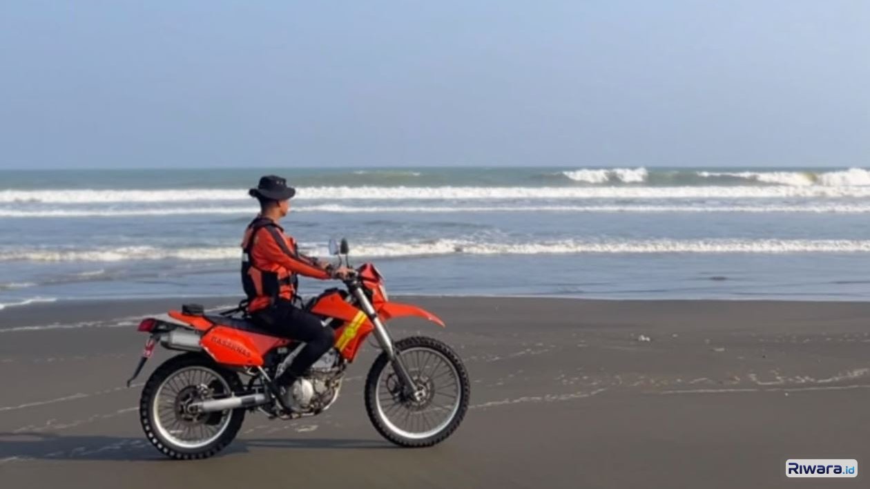 Rescuer Basarnas berpatroli di Pantai di Cilacap untuk menemukan warga yang dilaporkan hilang